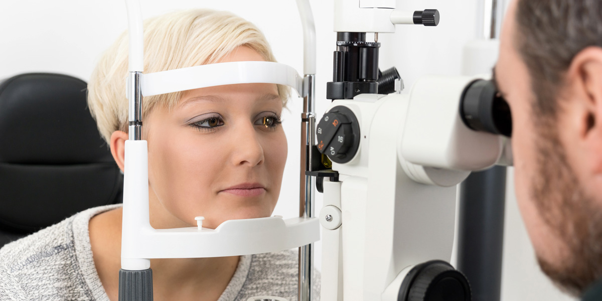 Pour poser son diagnostic, l'ophtalmologue utilise une lampe à fente.