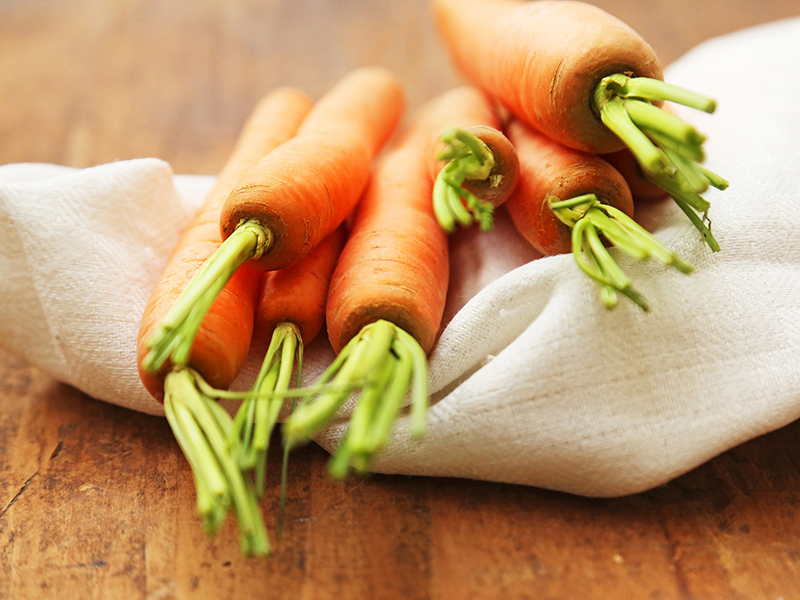 Karotten enthalten Vitamin A für die Augen.